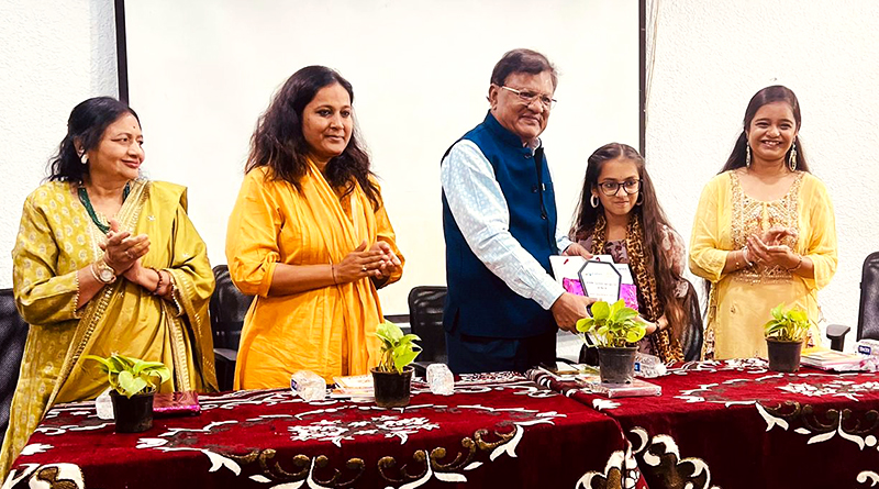 બાળકોને પ્રેરણા આપતી કચ્છની બાર વર્ષીય લેખિકા વાચા ઠક્કર ને મળ્યું વિશેષ સન્માન | Karma Foundation | Breaking News 2024